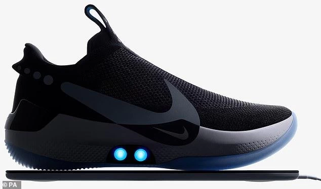 Τα πρώτα «έξυπνα» αθλητικά παπούτσια είναι εδώ: Δένονται μόνα τους με εντολή από το κινητό (βίντεο)